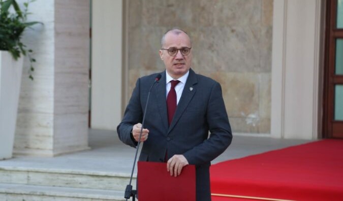 Merret vendimi: Shqiperise i shtohet nje tjeter feste zyrtare, dita e Alfabetit